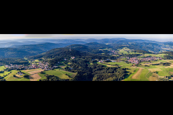Vue aérienne de Perspective panoramique du paysage forestier et montagneux de l'Odenwald à le quartier Siedelsbrunn in Wald-Michelbach dans le département Hesse, Allemagne