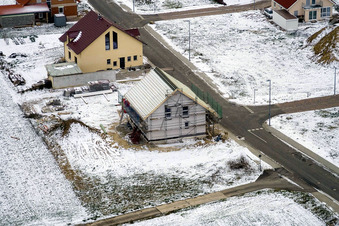 Nouvelle zone de développement NE en hiver avec de la neige à le quartier Schaidt in Wörth am Rhein dans le département Rhénanie-Palatinat, Allemagne hors des airs