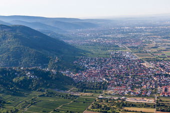 Vue aérienne de Vue de la ville au bord de l'Odenwald à Schriesheim dans le département Bade-Wurtemberg, Allemagne