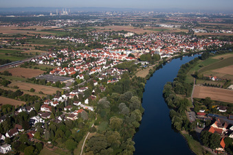 Vue aérienne de Les rives du Neckar à le quartier Edingen in Edingen-Neckarhausen dans le département Bade-Wurtemberg, Allemagne