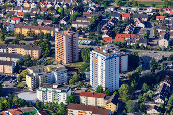 Vue aérienne de Immeubles résidentiels de grande hauteur sur la Friedrichsfelder Straße à Schwetzingen dans le département Bade-Wurtemberg, Allemagne