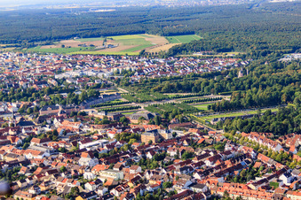 Vue aérienne de Jardins du château de Schwetzingen à Schwetzingen dans le département Bade-Wurtemberg, Allemagne