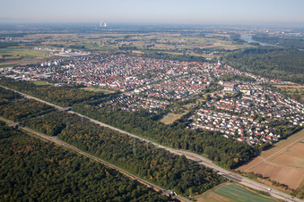 Vue aérienne de Vue des rues et des maisons dans les quartiers résidentiels à Ketsch dans le département Bade-Wurtemberg, Allemagne