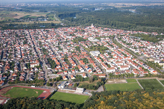 Vue aérienne de Vue des rues et des maisons dans les quartiers résidentiels à Ketsch dans le département Bade-Wurtemberg, Allemagne