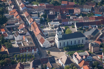 Vue aérienne de Église Sainte-Marie dans le vieux centre-ville à Philippsburg dans le département Bade-Wurtemberg, Allemagne