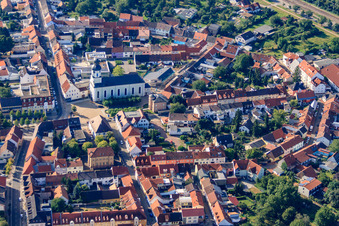 Vue aérienne de Église Sainte-Marie-sur-le-Marché à Philippsburg dans le département Bade-Wurtemberg, Allemagne