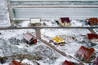 Nouvelle zone de développement NE en hiver avec de la neige à le quartier Schaidt in Wörth am Rhein dans le département Rhénanie-Palatinat, Allemagne vue du ciel