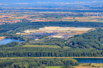 Vue aérienne de L'île Verte vue de l'est avec le centre logistique mondial Mercedes-Benz à Germersheim dans le département Rhénanie-Palatinat, Allemagne