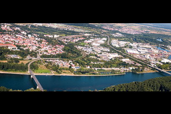 Vue aérienne de Ponts du Rhin et vieux port à Germersheim dans le département Rhénanie-Palatinat, Allemagne