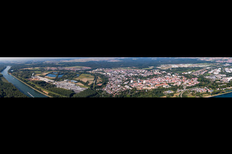 Vue aérienne de Panorama de la ville sur le Rhin à Germersheim dans le département Rhénanie-Palatinat, Allemagne