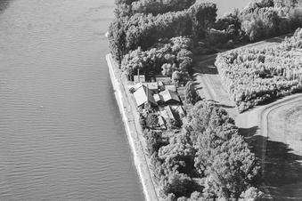 Vue aérienne de Musée de la briqueterie de Sondernheim et maison de repos au bord du Rhin à Germersheim dans le département Rhénanie-Palatinat, Allemagne