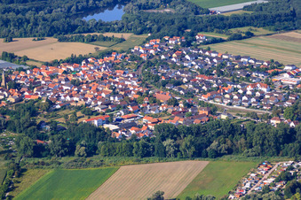 Vue de la ville depuis le nord-est à le quartier Sondernheim in Germersheim dans le département Rhénanie-Palatinat, Allemagne d'en haut