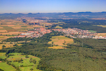 Vue aérienne de Vue d'ensemble de la ville depuis l'est à Bellheim dans le département Rhénanie-Palatinat, Allemagne