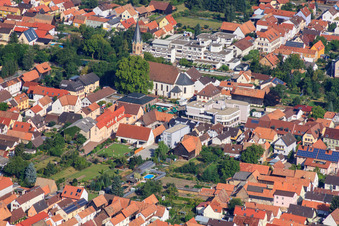 Vue aérienne de Administration municipale, Église Saint-Maurice et Fondation Braunsche à Rülzheim dans le département Rhénanie-Palatinat, Allemagne