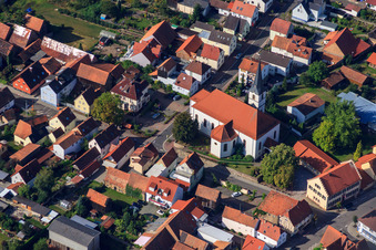 Vue d'oiseau de Église Saint-Wendelin à Hatzenbühl dans le département Rhénanie-Palatinat, Allemagne