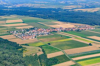 Vue aérienne de Vue d'ensemble de la ville depuis le sud-est à le quartier Hayna in Herxheim bei Landau dans le département Rhénanie-Palatinat, Allemagne