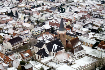 Vue aérienne de Église en hiver avec de la neige à le quartier Schaidt in Wörth am Rhein dans le département Rhénanie-Palatinat, Allemagne