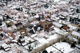 Vue aérienne de Église en hiver avec de la neige à le quartier Schaidt in Wörth am Rhein dans le département Rhénanie-Palatinat, Allemagne