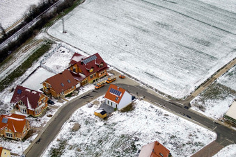Nouvelle zone de développement NE en hiver avec de la neige à le quartier Schaidt in Wörth am Rhein dans le département Rhénanie-Palatinat, Allemagne vu d'un drone