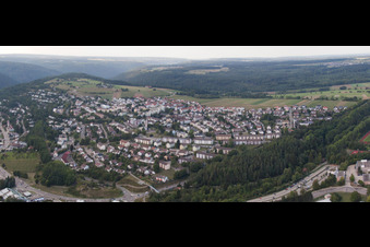 Vue aérienne de Panorama du village et des environs dans le district d'Alzenberg à Calw dans le département Bade-Wurtemberg, Allemagne