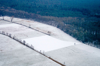 Vue aérienne de Otterbachtal en hiver avec de la neige à le quartier Schaidt in Wörth am Rhein dans le département Rhénanie-Palatinat, Allemagne