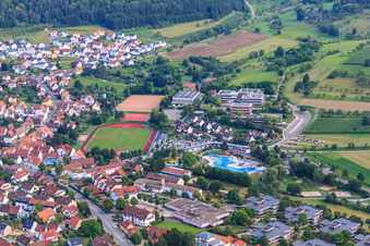 Vue aérienne de Piscine extérieure Calw - Stammheim et terrain de sport du NK Zrinski Calw eV au gymnase Maria von Linden et à la salle communautaire à le quartier Stammheim in Calw dans le département Bade-Wurtemberg, Allemagne