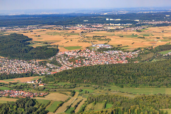 Vue aérienne de Vue de la ville depuis l'ouest à le quartier Döffingen in Grafenau dans le département Bade-Wurtemberg, Allemagne
