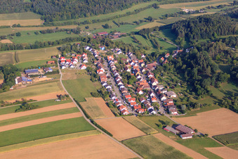 Vue aérienne de Rue principale à le quartier Lehenweiler in Aidlingen dans le département Bade-Wurtemberg, Allemagne