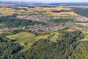 Vue aérienne de Vue de la ville depuis le sud-ouest avec le terrain de sport de Holzberg à le quartier Dätzingen in Grafenau dans le département Bade-Wurtemberg, Allemagne
