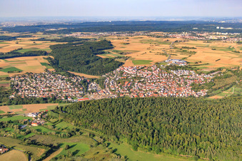 Vue aérienne de Vue de la ville depuis l'ouest à le quartier Döffingen in Grafenau dans le département Bade-Wurtemberg, Allemagne