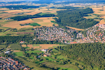 Vue aérienne de Vue de la ville depuis le sud-ouest à le quartier Döffingen in Grafenau dans le département Bade-Wurtemberg, Allemagne