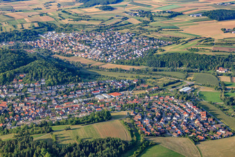 Vue aérienne de Vue de la ville depuis le sud à le quartier Dätzingen in Grafenau dans le département Bade-Wurtemberg, Allemagne