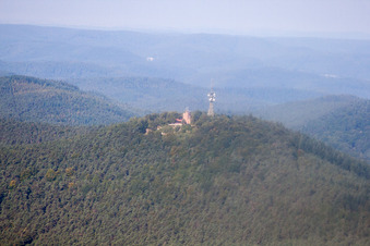 Vue aérienne de Unter-Hambach, Grosse Kalmit à Neustadt an der Weinstraße dans le département Rhénanie-Palatinat, Allemagne
