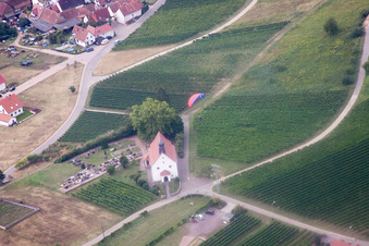 Vue aérienne de Chapelle Saint-Denys avec parapente à le quartier Gleiszellen in Gleiszellen-Gleishorbach dans le département Rhénanie-Palatinat, Allemagne