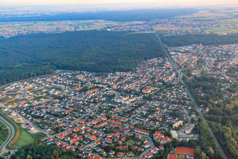 Vue aérienne de La ligne de chemin de fer divise la ville à Jockgrim dans le département Rhénanie-Palatinat, Allemagne