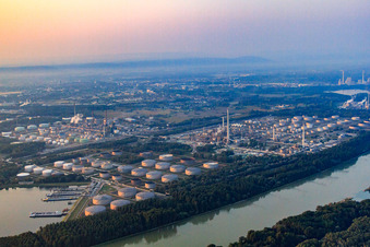 Vue aérienne de Port pétrolier et raffinerie MIRO à le quartier Knielingen in Karlsruhe dans le département Bade-Wurtemberg, Allemagne