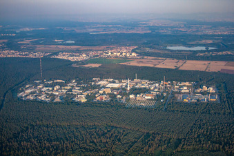 Vue aérienne de Centre de recherche nucléaire de Karlsruhe vu de l'est à le quartier Leopoldshafen in Eggenstein-Leopoldshafen dans le département Bade-Wurtemberg, Allemagne
