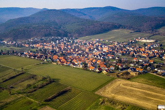Vue aérienne de Du sud-est à Oberotterbach dans le département Rhénanie-Palatinat, Allemagne