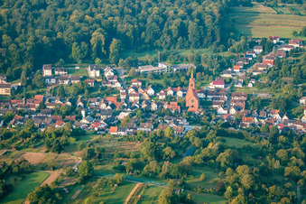 Vue aérienne de Paroisse catholique Pfinztal dans Wöschbach à le quartier Wöschbach in Pfinztal dans le département Bade-Wurtemberg, Allemagne