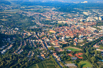 Vue aérienne de Vue de la ville depuis le nord-est à le quartier Durlach in Karlsruhe dans le département Bade-Wurtemberg, Allemagne