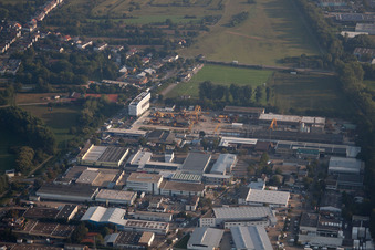 Vue aérienne de Zone industrielle de Tagweide à le quartier Hagsfeld in Karlsruhe dans le département Bade-Wurtemberg, Allemagne