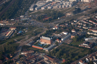 Vue aérienne de Château de Gottesaue à le quartier Oststadt in Karlsruhe dans le département Bade-Wurtemberg, Allemagne