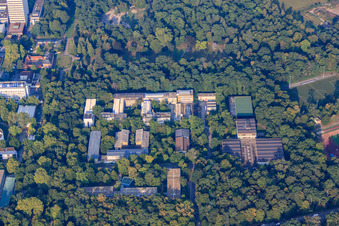 Vue aérienne de KIT Engler-Bunte-Institut (EBI) et University Sports KIT Hall 1 et piscine à le quartier Innenstadt-Ost in Karlsruhe dans le département Bade-Wurtemberg, Allemagne