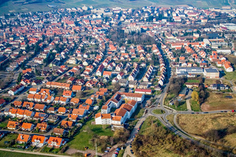 Vue aérienne de Vue de la ville depuis le sud-est à Bad Bergzabern dans le département Rhénanie-Palatinat, Allemagne
