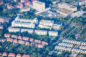 Vue aérienne de Hôpital à le quartier Nordweststadt in Karlsruhe dans le département Bade-Wurtemberg, Allemagne