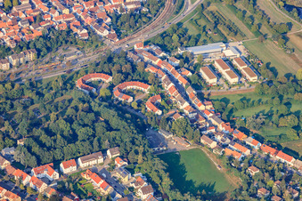 Vue aérienne de Rue du Rhin à le quartier Knielingen in Karlsruhe dans le département Bade-Wurtemberg, Allemagne