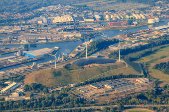 Vue aérienne de Parc éolien Energieberg-Karlsruhe dans le port du Rhin à le quartier Knielingen in Karlsruhe dans le département Bade-Wurtemberg, Allemagne