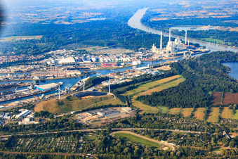 Vue aérienne de Parc éolien Energieberg-Karlsruhe dans le port du Rhin à le quartier Knielingen in Karlsruhe dans le département Bade-Wurtemberg, Allemagne