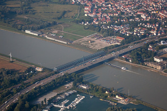 Vue oblique de Pont du Rhin de Maxau à le quartier Knielingen in Karlsruhe dans le département Bade-Wurtemberg, Allemagne