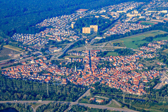 Vue aérienne de Vue d'ensemble de la ville depuis le sud-est à Wörth am Rhein dans le département Rhénanie-Palatinat, Allemagne